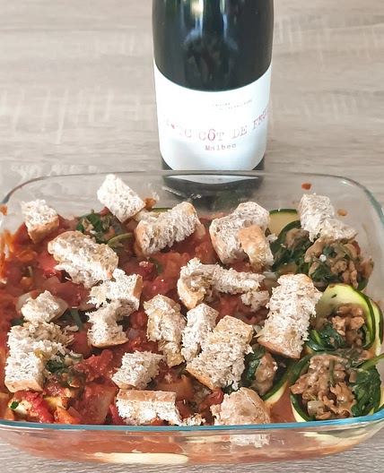 Rouleaux de courgette farcis de poulet haché et de fromage frais en sauce tomate et garnis de croûtons maison