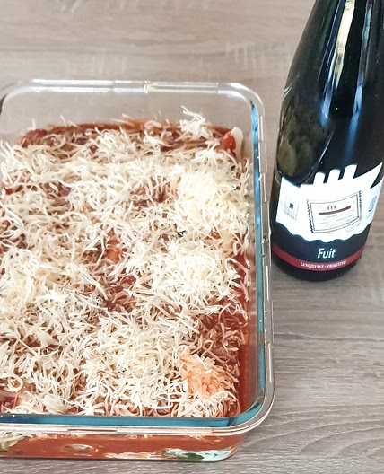 Cannelloni farcis de viande hachée et épinards sauce tomate et fromage râpé