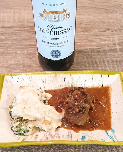 Oiseaux sans tête et gratin de pommes de terre au brocoli et jus d’oignon au thym maison