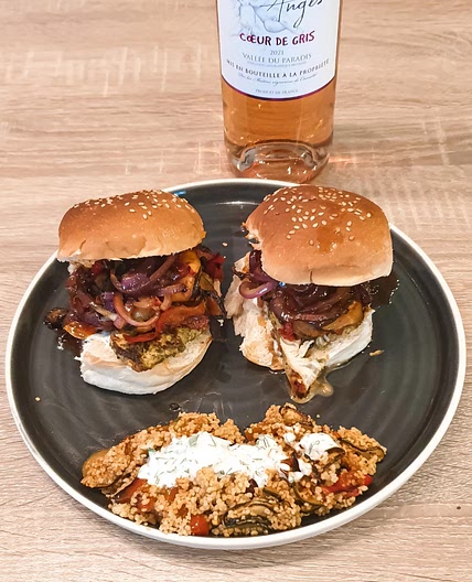 Mini-burgers de poulet et légumes rôtis
