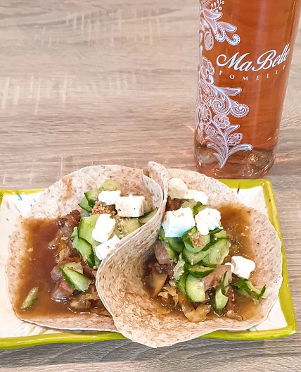 Mini-tortillas, émincés de filet de porc et gomasio garnies de chou pointu