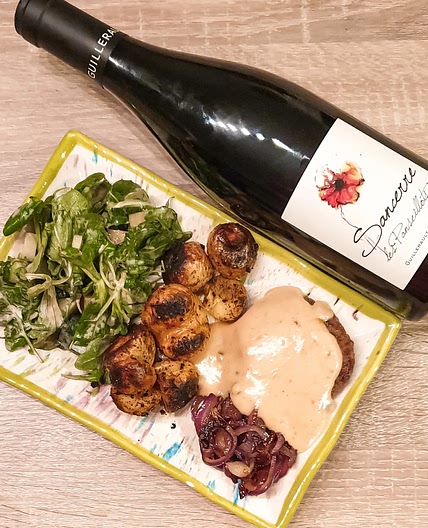 Steak haché en sauce au poivre noir accompagné de grenailles et d'une salade
