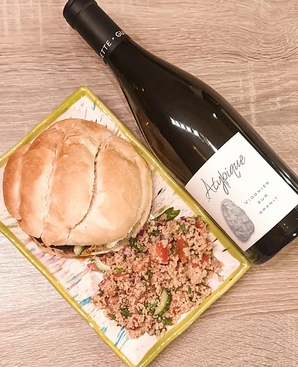 Burger de bœuf sur pain turc avec tzatziki maison