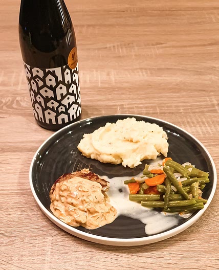 Burger de sanglier et sauce crémeuse à la moutarde