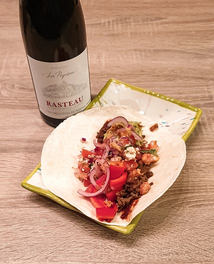 Fajitas au bœuf haché, salsa de tomate garnies d'oignon rouge mariné