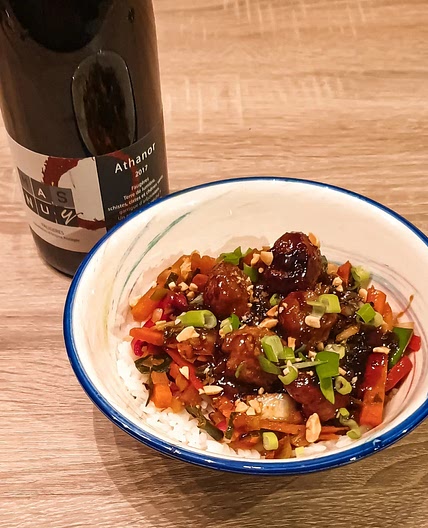 Boulettes de viande sauce teriyaki et riz accompagnés de légumes sautés