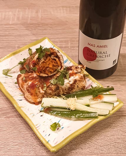 Wrap d'omelette au bœuf haché épicé à l'asiatique sauce soja
