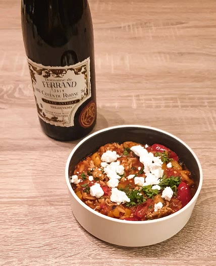 Orzo méditerranéen avec poulet haché et aubergines avec feta et poivron