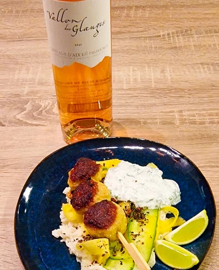 Saté de poulet et riz parfumé au lait de coco