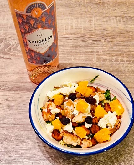 Bol de boulgour avec cubes de filet de poulet, vinaigrette à l'orange
