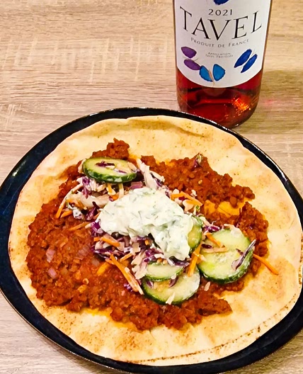 Lahmacun à la viande hachée, sauce à l'ail maison