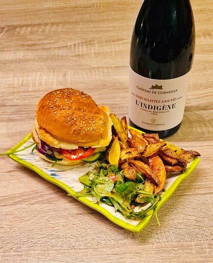 Cheeseburger au poulet avec oignon rouge doux