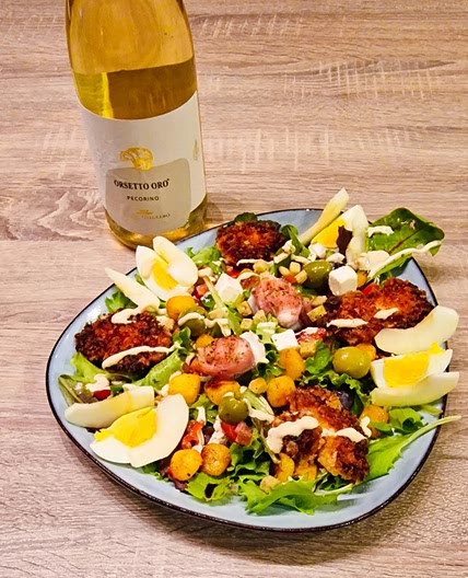 Salade au poulet croustillant, fromage de chèvre