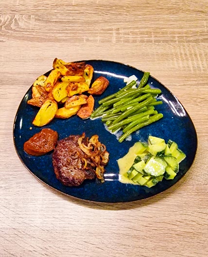 Hamburger-frites et haricots verts sauce sauté