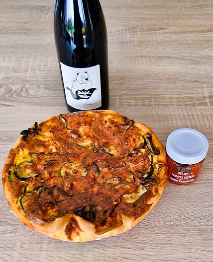Quiche, courgettes, thon et feta, assaisonnée aux délices de tomates séchées au piment d'Espelette