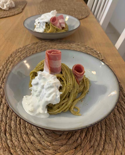 Spaghettis au pesto de pistaches et à la burrata