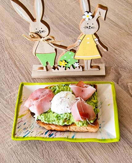 Avocadot toast, œuf mollet aux deux jambon