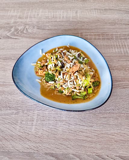 Orzo au poulet et pecorino raisins secs, noix et brocoli