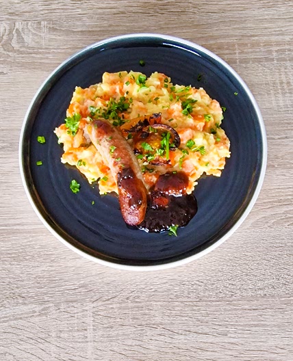 Saucisse fermière et stoemp de carotte & panais chutney d'oignon