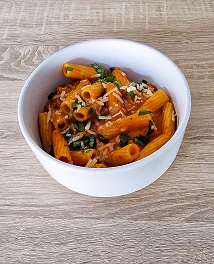 Rigatoni fondants en sauce tomate au mascarpone émincés de poulet