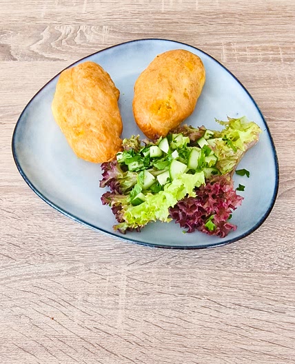 Mini-empanadas maison au bœuf haché accompagnées d'une salade