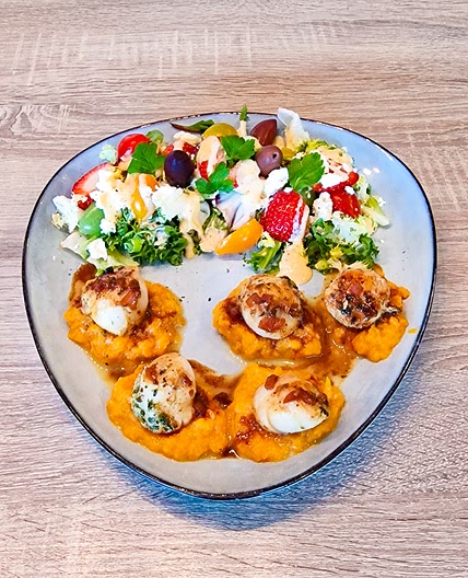 Saint Jacques, purée de patates douces, salade estivale