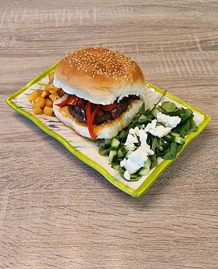 Burger à l'espagnole servis avec des patatas bravas