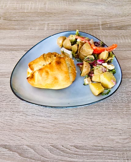 Feuilleté de camembert à la pomme et oignon caramélisé