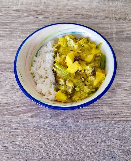 Bobotie de bœuf haché aux épices et haricots verts préparé avec de la pomme et du chou-fleur