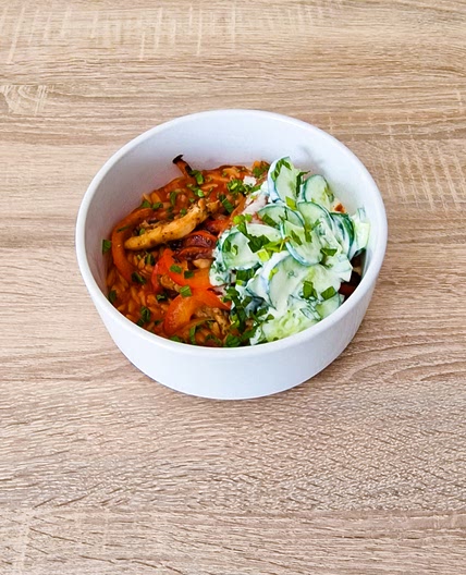 Gyros de poulet et orzo à la tomate sauce au yaourt et à la menthe