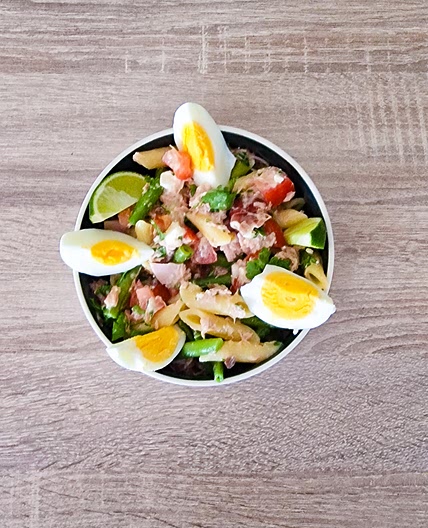 Salade de pâtes à la niçoise au thon et haricots verts tomate et œuf dur