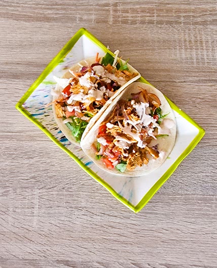 Wraps au poulet effiloché et salade de chou mâche et sauce à la crème aigre épicée