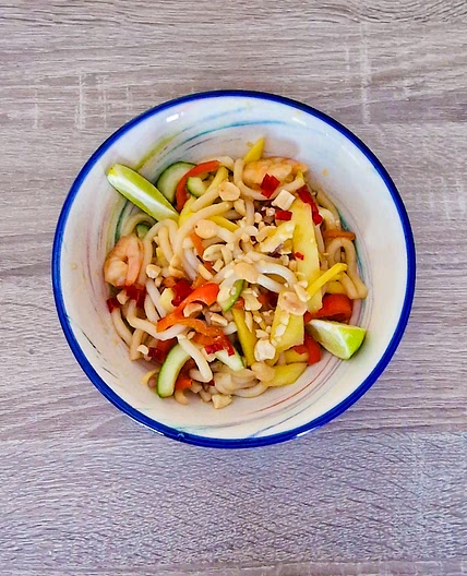 Salade de nouilles aux crevettes et à la mangue servie avec une sauce pimentée maison
