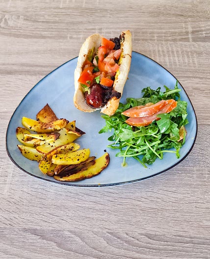 Hot-dog et garniture tomate-basilic