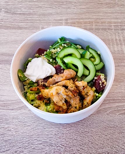 Salade de boulgour au gyros de poulet et à l’avocat préparée avec de la betterave rouge, du concombre et du labné