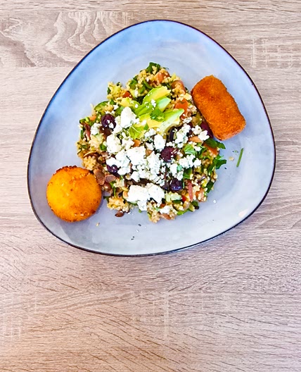 Salade de boulgour avec avocat, concombre et cranberries