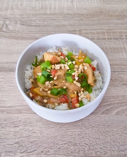 Curry doux aux boulettes de poulet avec riz