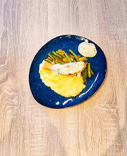 Saumon cuit au four dans une sauce à la crème d'aneth avec haricots verts, carottes