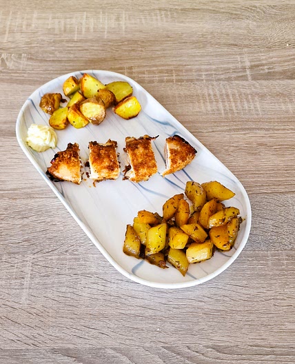 Poulet cordon bleu maison servi avec des grenailles rôties et des carottes glacées