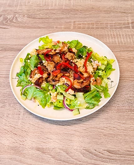Salade grecque aux émincés de poulet et couscous perlé fromage grec