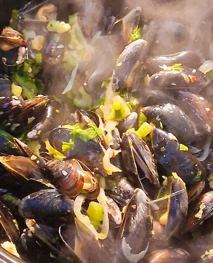Moules crème ail accompagnées de pain et de mayonnaise à la salicorne