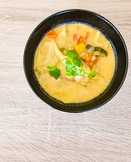 Ravioles à l'haché de campagne, poireaux accompagné de bouillon thaï