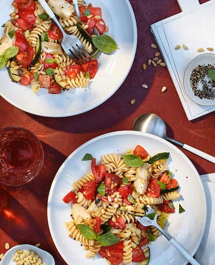 Lauwarme Zucchini-Tomaten-Pasta