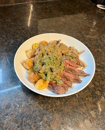 Steak, Crispy Potatoes and Creamy Sauce!