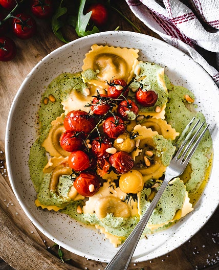 Gefüllte Pasta mit Rucola Schaum und OfenTomaten