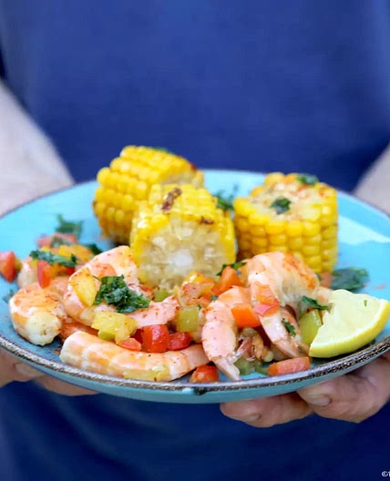 Gambas grillées, maïs et poivrons