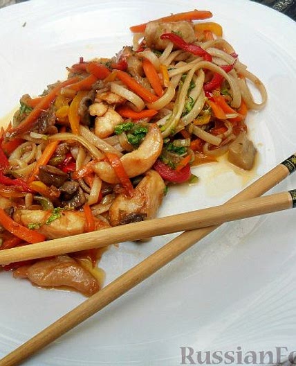 Яки удон тори (лапша удон с курицей и овощами)