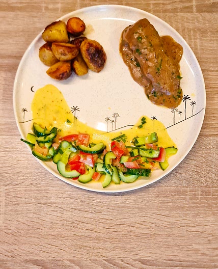 Filets de poulet à la crème de ciboulette avec frites et salade