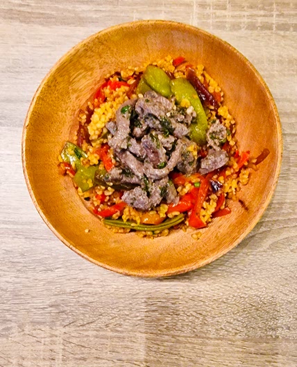 Salade de boulgour, steak, marinade maison d'herbes fraîches