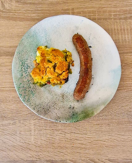 Crumble courgette chèvre accompagné de saucisses